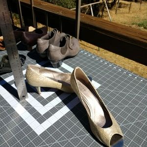 Tahari heels perfect lace over metallic size 9